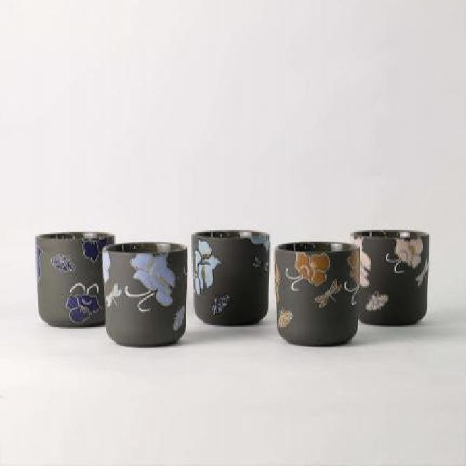 Bakit ang natatanging hand-painted floral candleholder na ito ay naging isang bagong paboritong Instagram?