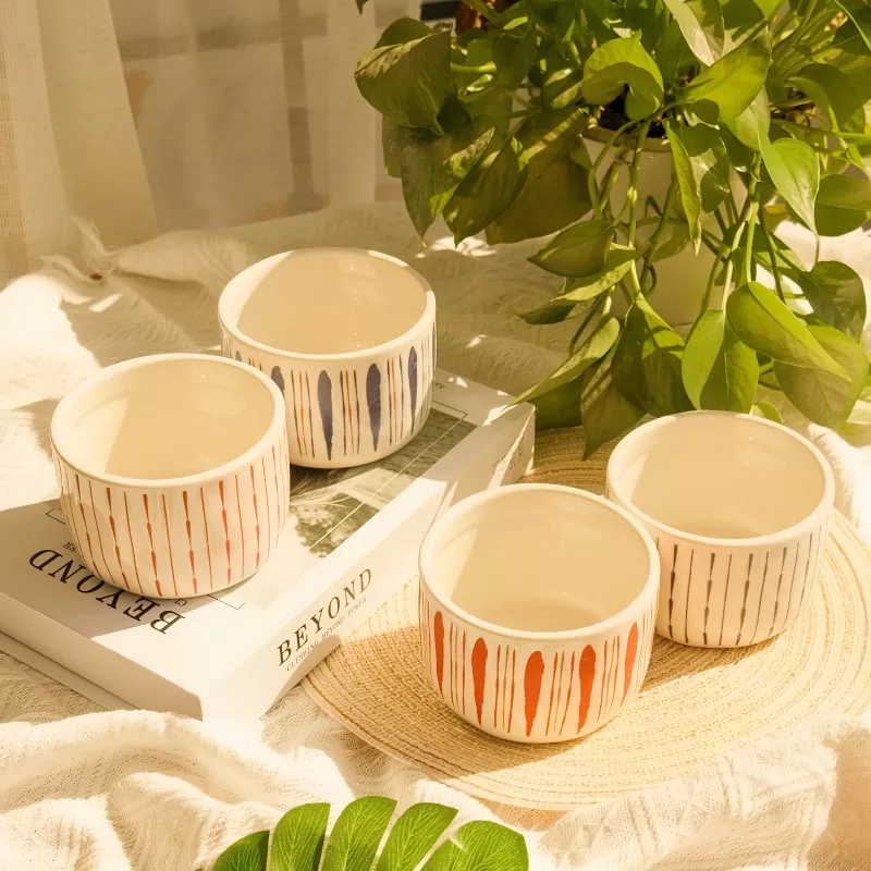 Asul at pulang guhit na may hawak na ceramic na kandila