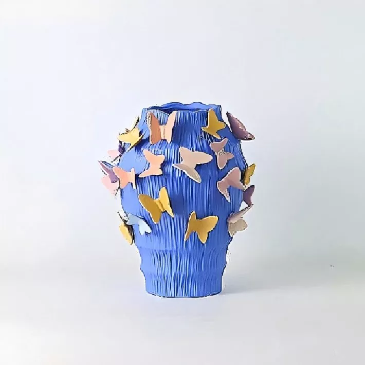 Handmade ceramic vase na may sayawan butterflies